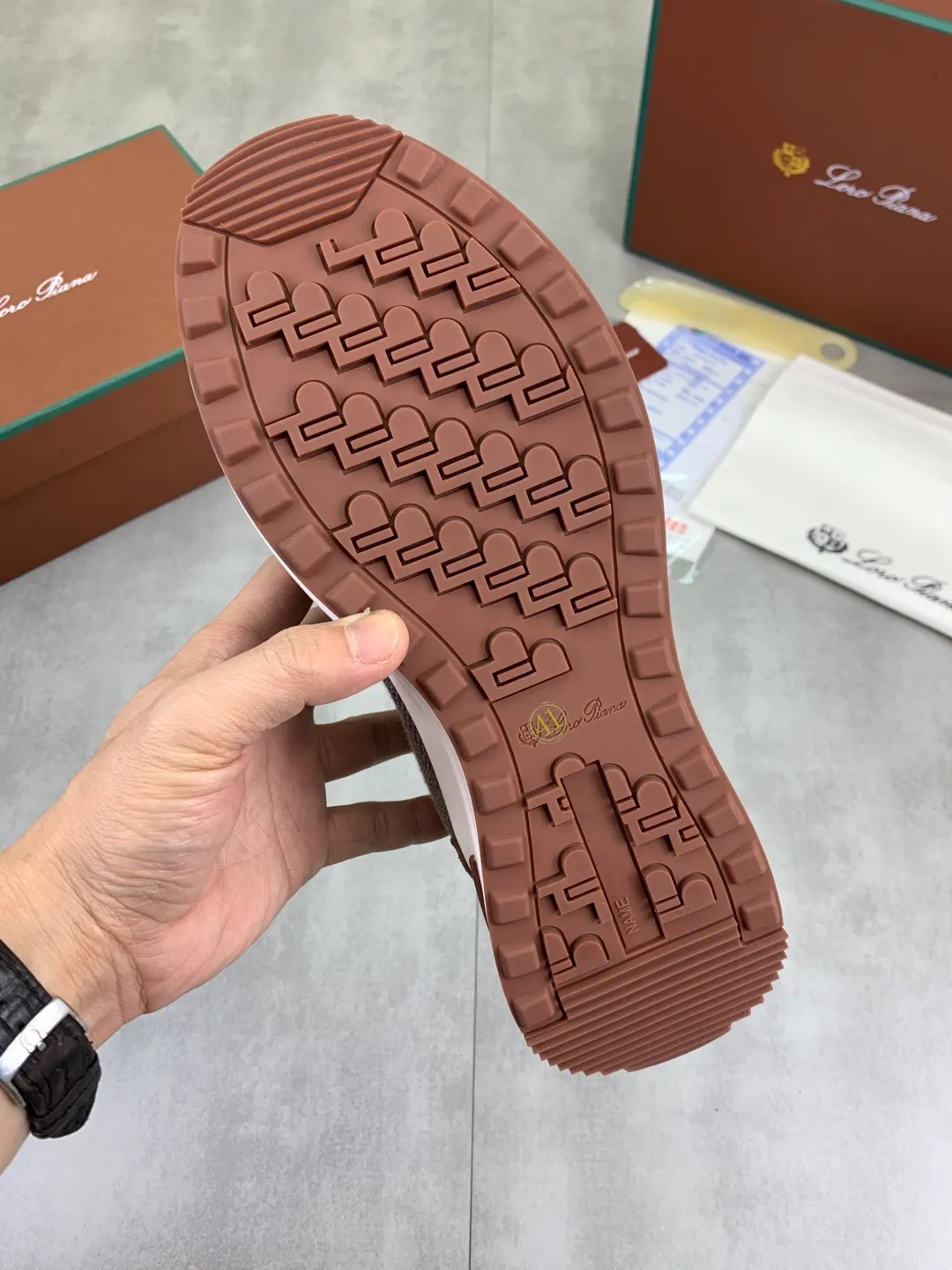 Men's men's shoes 💰P440 New model 💰 The latest casual shoes Loro Piana 💯 Top grade 💯 Buy the original copy 💯 Founded the existing Loro Piana company on April 24, 1924. It is now the sixth generation of family business, providing top quality products to customers who are discerning about taste and quality. Imported original fly woven fabric with cowhide fabric, plain calfskin lining. Hand-sewn thread with cowhide feet. Original packaging. High-end outsole. Size: 38-44 (customized for 45 and 46). 5️⃣ colors available.